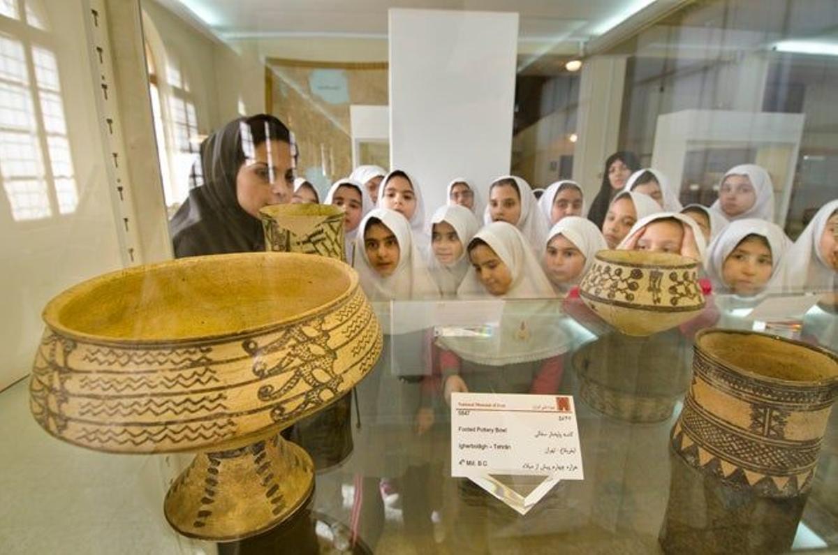 Grupo de escolares en el Museo Nacional de Teherán, con una buena colección de arte persa.