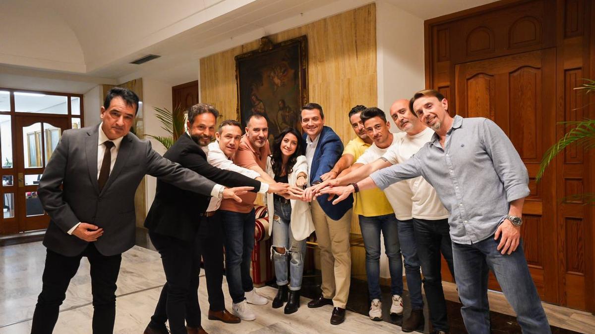La delegada Cintia Bustos y el alcalde, junto a representantes sindicales de la Policía Local de Córdoba tras el acuerdo.
