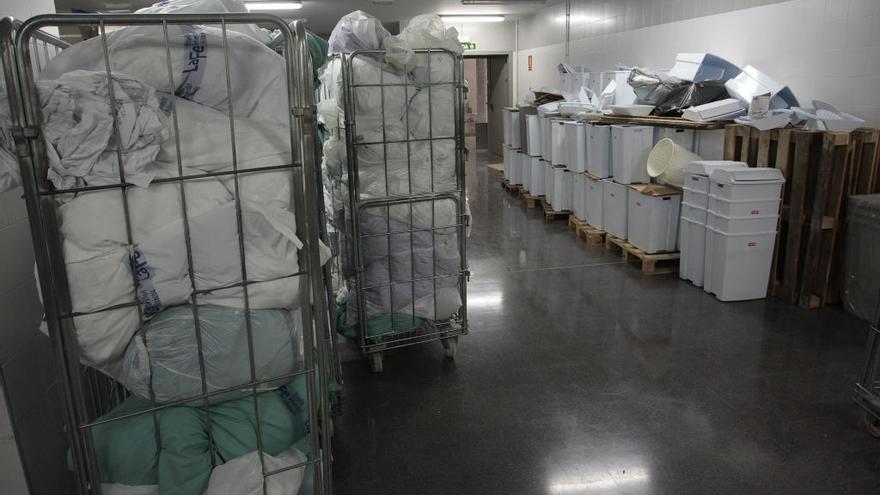 Jaulas de ropa sucia en el hospital La Fe, en una foto de archivo.