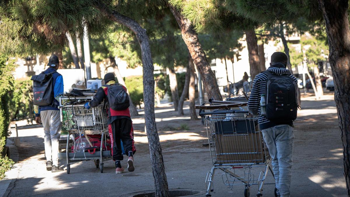 Barcelona desaloja a una treintena de personas sin hogar del parque Joan Miró