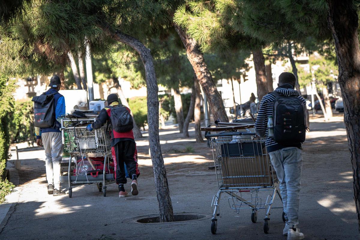 Barcelona desaloja a una treintena de personas sin hogar del parque Joan Miró