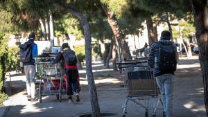 Barcelona desaloja a una treintena de personas sin hogar del parque Joan Miró