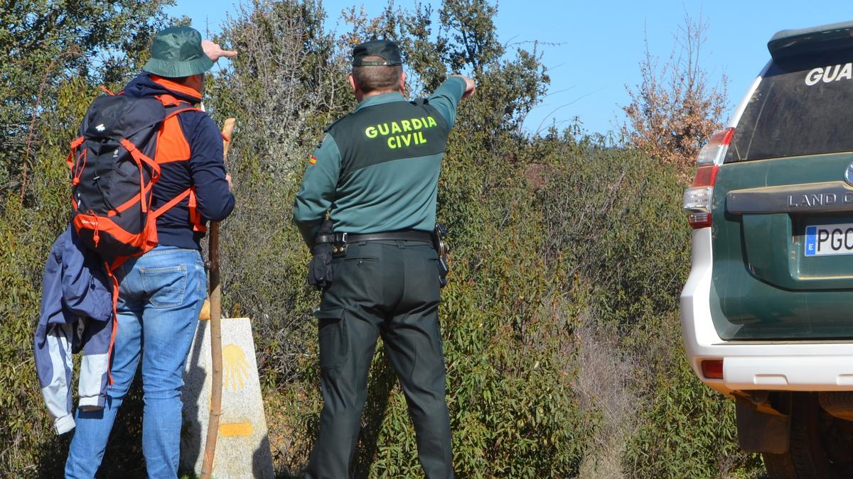 Un peregrino pide ayuda a un guardia civil.