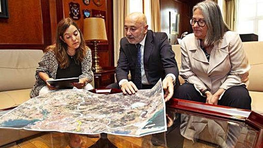 Inés Rey, Javier Losada y Pilar López Riobóo, ante el plano de la ciudad.