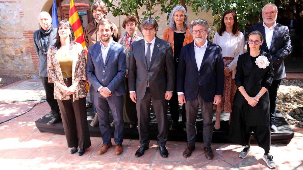 La manresana Montserrat Corrons, amb una jaqueta taronja, a la foto de família del govern del Consell per la República, presidit per Carles Puigdemont