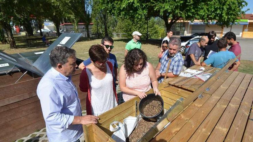 El alcalde observa, el verano pasado, el sistema de compostaje iniciado en Mote Porreiro. // Gustavo Santos