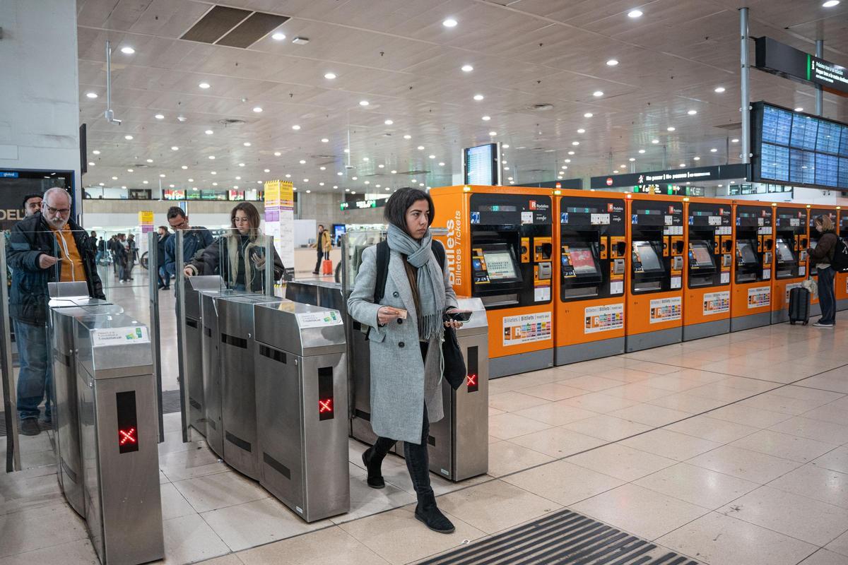Usuarios del transporte público afrontan la pérdida de la bonificación de los billetes