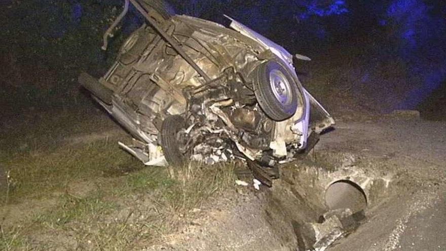 Estado de la furgoneta después de sufrir el accidente en el km 142 de la N-640. // CRTVG