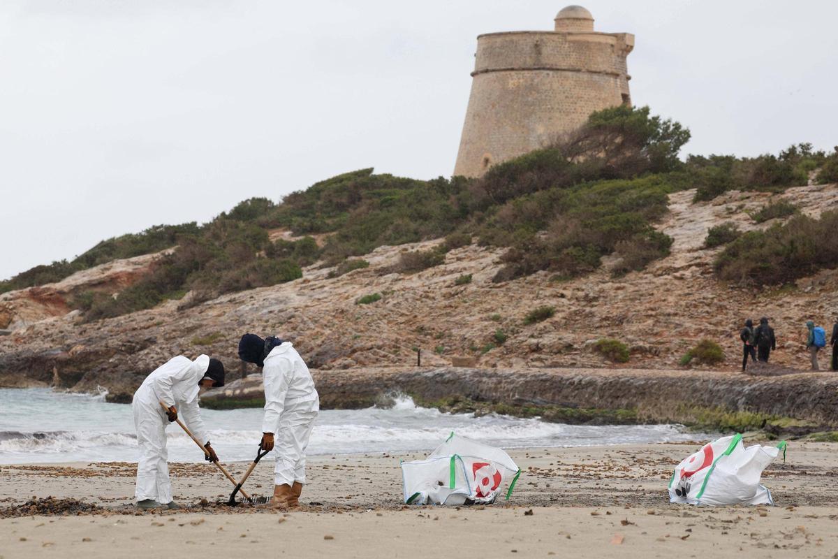 Trabajos de limpieza en la Xanga y Platja d’en Bossa de los restos del yate incendiado en Ibiza