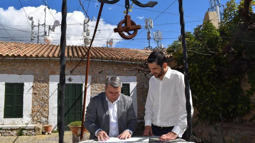 El alcalde y el representante de Cycling Friendly firmaron ayer el comnvenio en santa Magdalena.