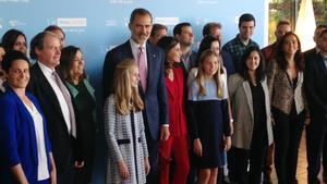 El rey Felipe y la princesa Leonor junto a miembros de la Fundación Princesa de Girona y galardonados en anteriores ediciones, en el Palacio de Congresos de Catalunya