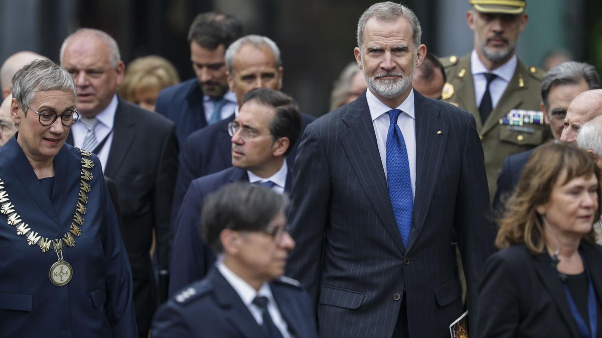 Felipe VI, con el ministro de Exteriores, José Manuel Albares, justo a su derecha, este jueves en Aquisgrán (Alemania) para participar en la entrega del Premio Carlomagno a Ursula von der Leyen, presidenta de la Comisión Europea..