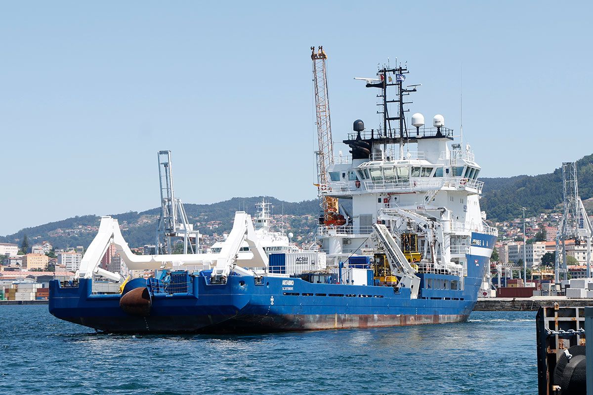 El buque “Ártabro”, hoy durante las maniobras de desatraque del muelle del Tinglado, en Vigo.