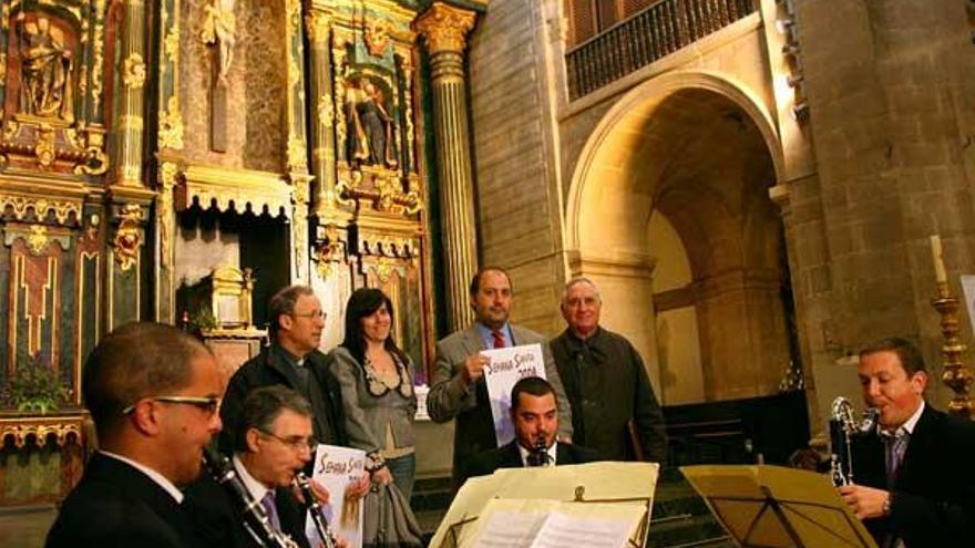 Isabel Pérez y Sánchez Vidal, con los sacerdotes ayer.