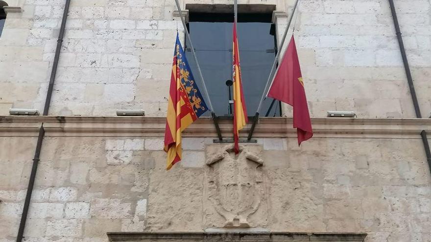 Banderas oficiales en señal de duelo en Alzira.