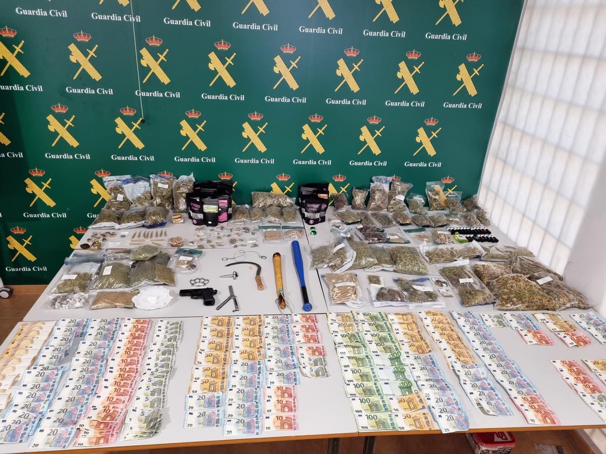 Cannabis, hachis, dinero y armas prohibidas incautadas durante la operación &quot;Libro de Registro&quot; por la Guardia Civil de Torrevieja