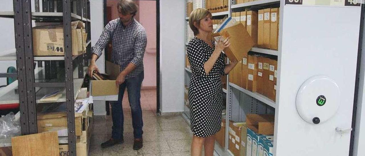 La directora Rosa Díaz Naya y uno de los trabajadores de la biblioteca revisan parte del material a trasladar. // Iñaki Osorio