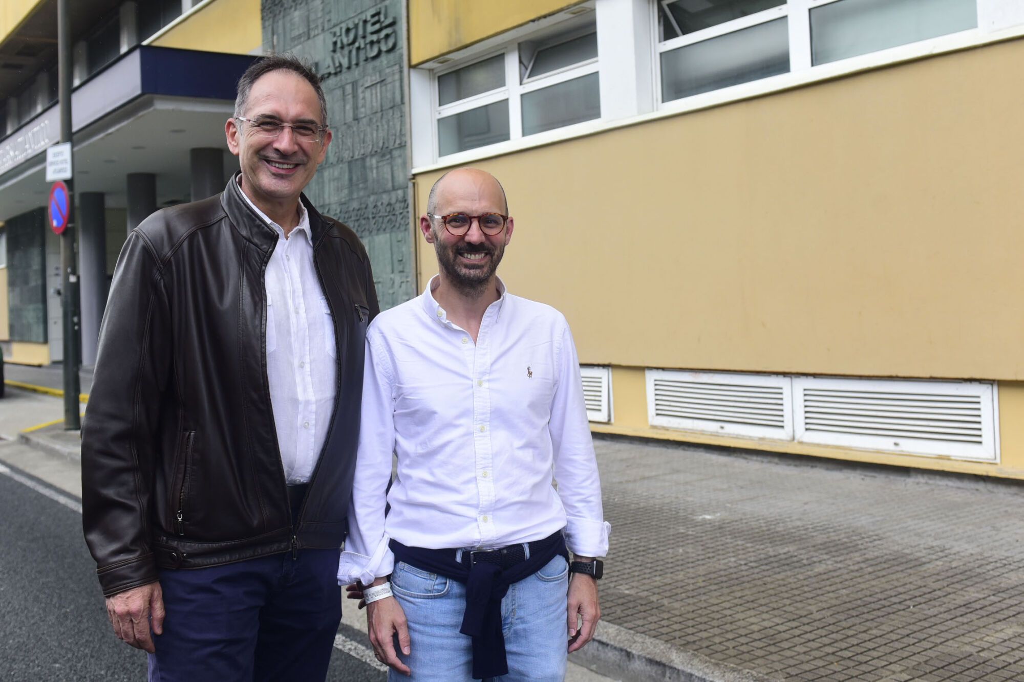 El doctor David de la Rosa, a la izquierda, junto al doctor Pedro Marcos, jefe de Neumología del área sanitaria de A Coruña y Cee, al frente del Comité Local del 59º Congreso Nacional de la SEPAR.