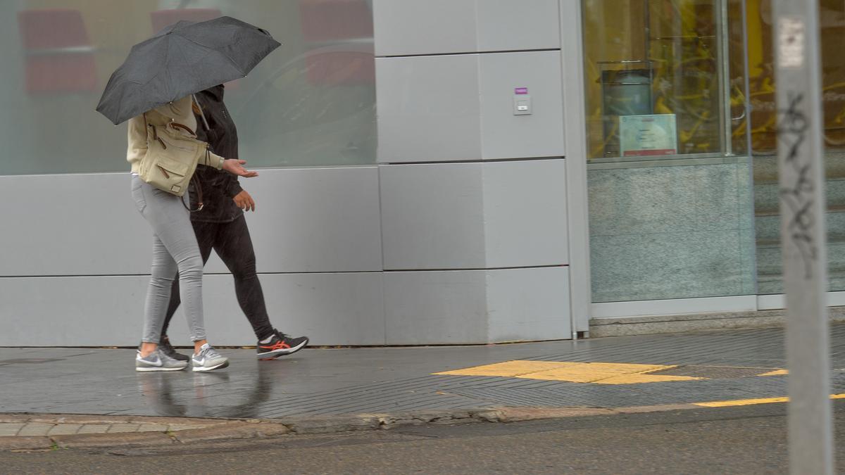 Dos personas se protegen de la lluvia en Gran Canaria.
