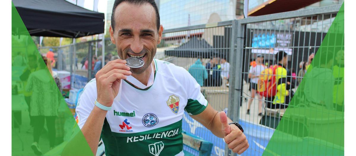 Una página de su página web tras una carrera vistiendo la camiseta de su Elche CF