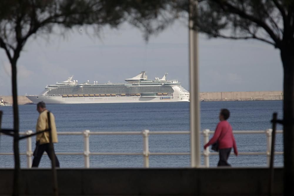 Más de 4.000 cruceristas llegan a El Musel