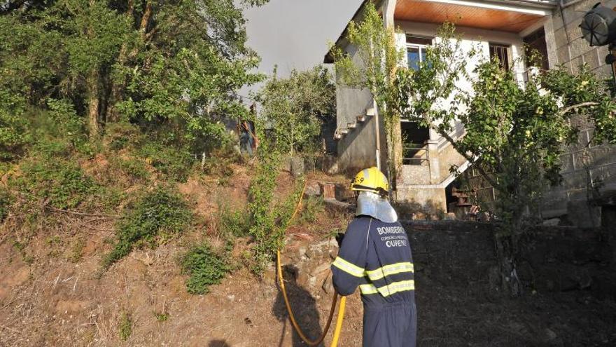 Un bombero en las labores de extinción.