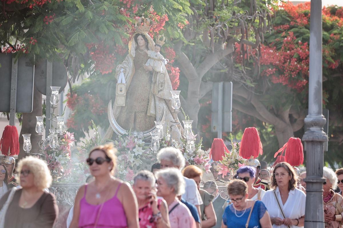 Procesión marítimo-terrestre de la Virgen del Carmen en Santa Cruz