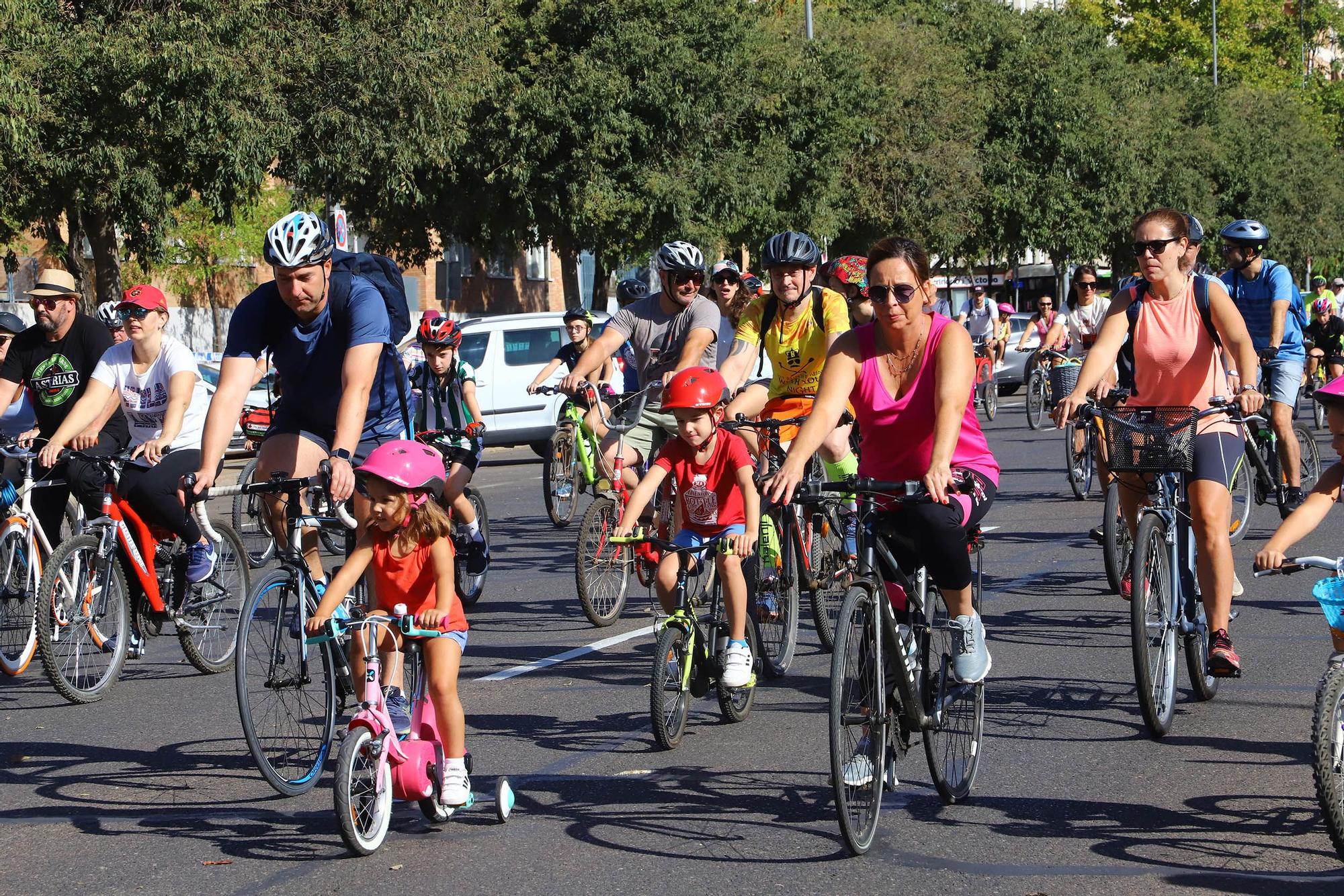 Familias enteras se suman a la Fiesta de la Bicicleta en Córdoba