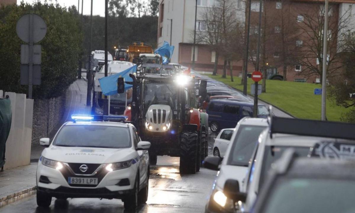 Una tractorada ganadera colapsa la villa de Luanco: &quot;Somos los grandes olvidados&quot;