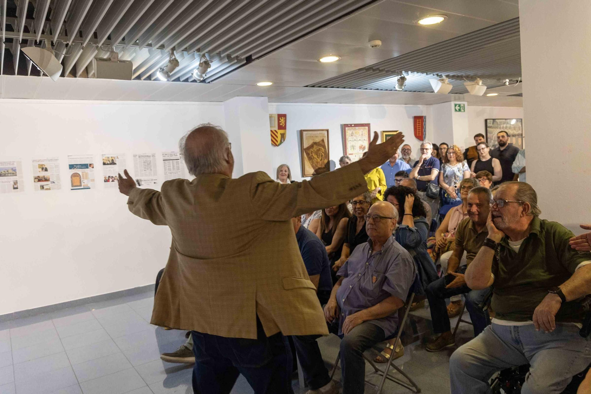 La Fila Navarros de San Blas expone sus 50 años de historia en el Club Información.