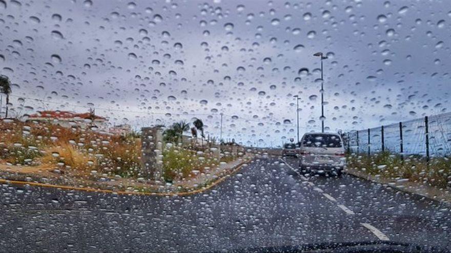 Imagen de archivo de un parabrisas con gotas de lluvia.