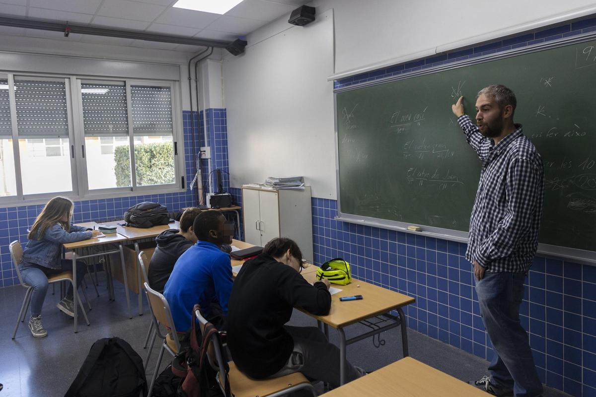 Un profesor y sus alumnos, durante una clase de Valenciano en un instituto