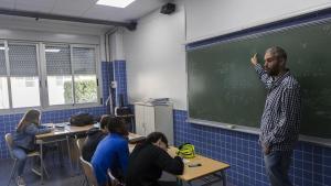 Un profesor y sus alumnos, durante una clase de Valenciano en un instituto