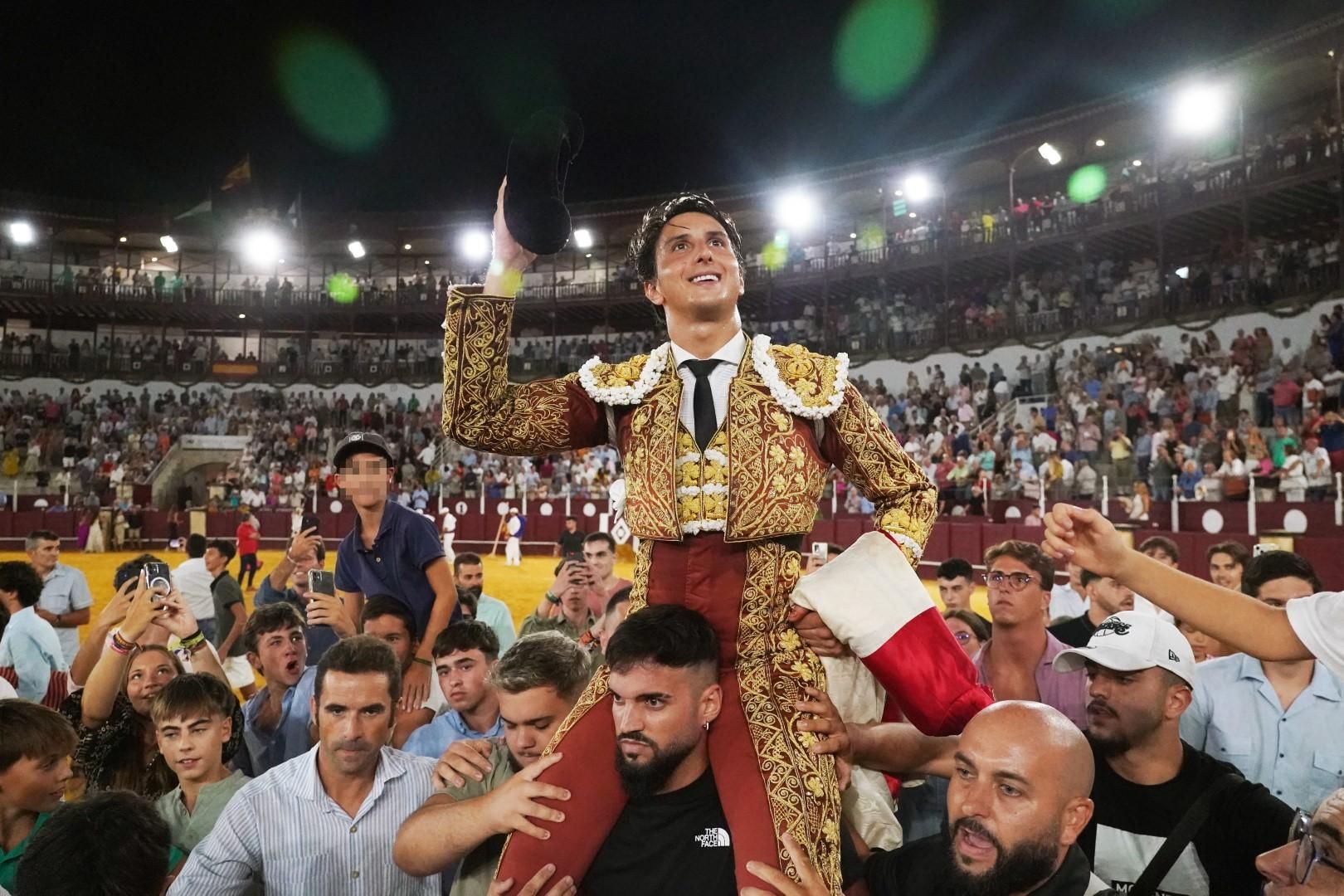 Toros en la Feria I Sexta corrida de abono y puerta grande de Roca Rey