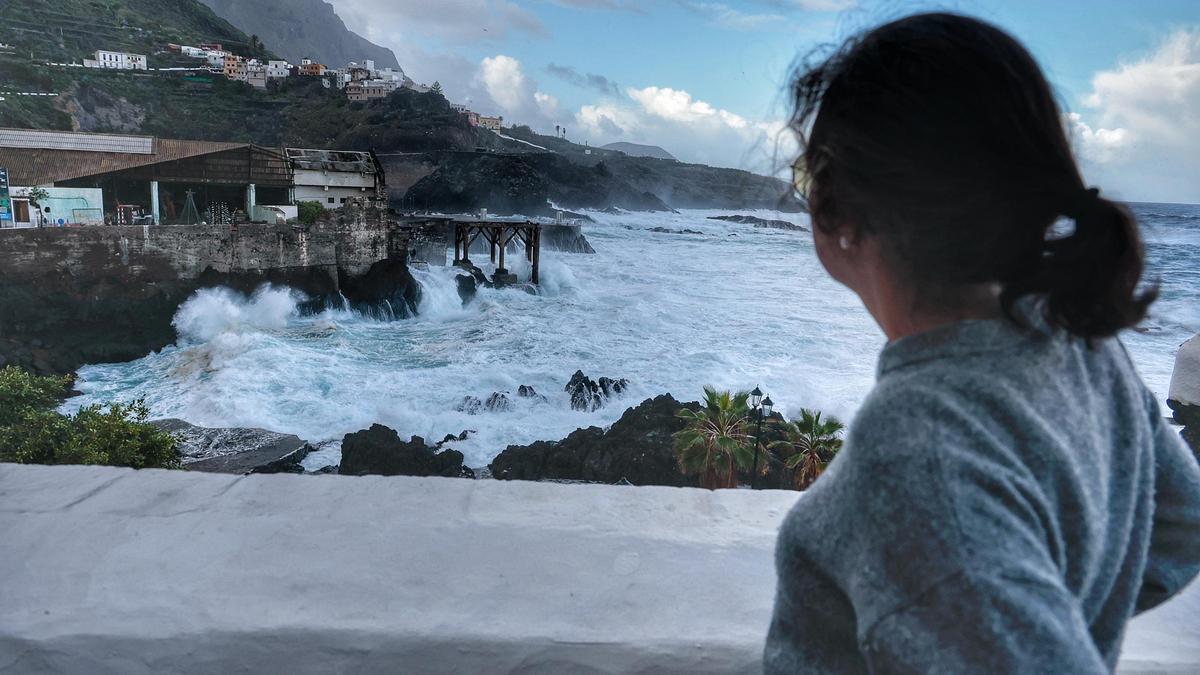 Olas de varios metros y zonas valladas ante el temporal marítimo en la costa de Tenerife
