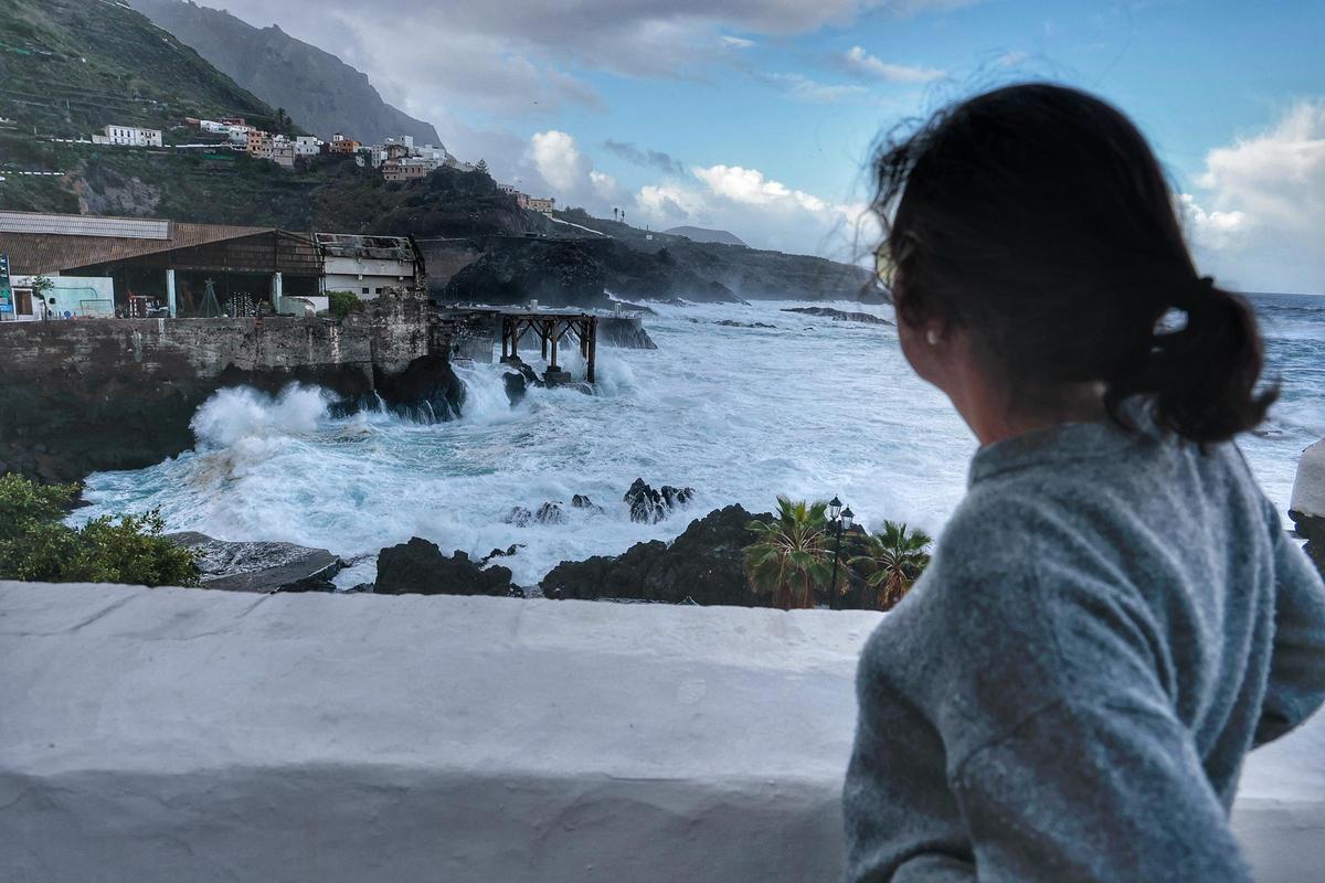 Olas de varios metros y zonas valladas ante el temporal marítimo en la costa de Tenerife