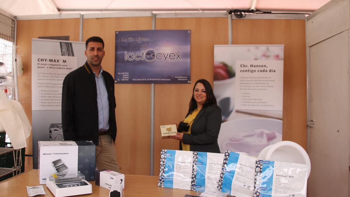 Juan Francisco Martín y Yolanda Sánchez, profesionales de Lactocyex, en su estand de la Feria de Trujillo.