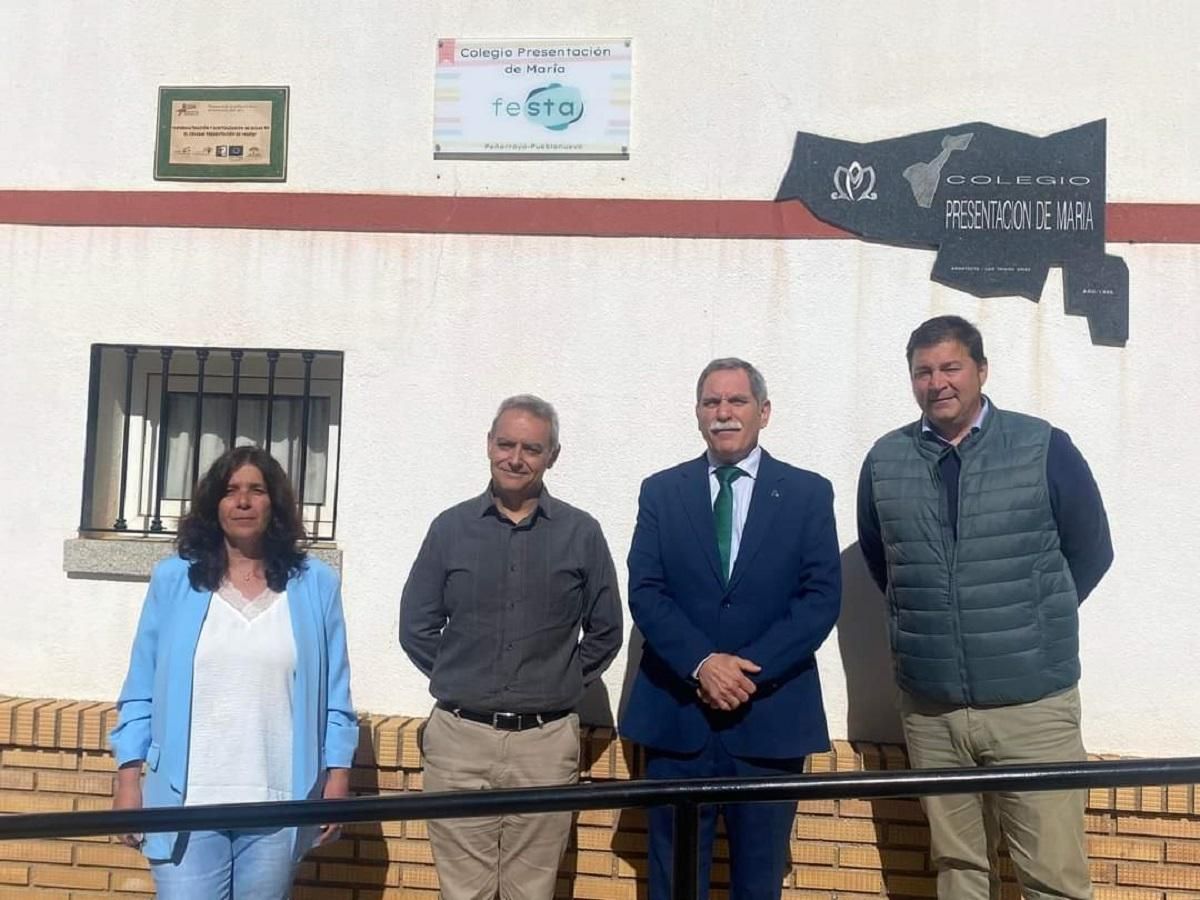 José Francisco Viso con el equipo directivo del colegio Presentación de María de Peñarroya-Pueblonuevo.