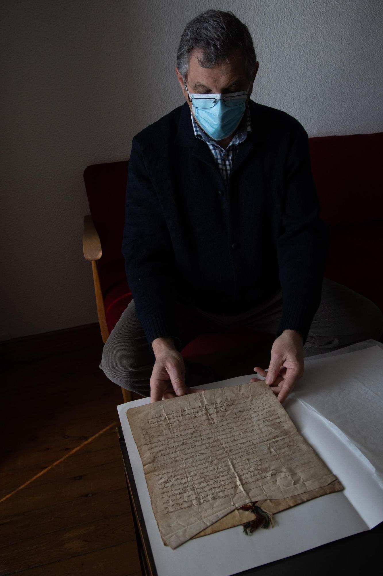 José Carlos Lera, con la copia del Fuero de Fermoselle