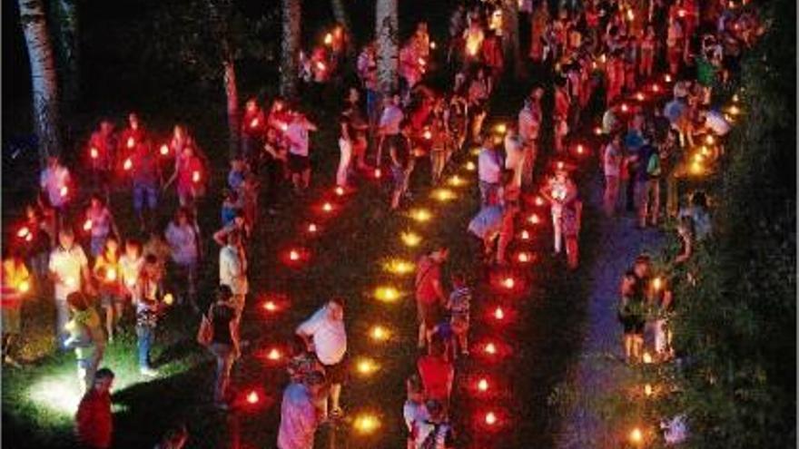 Participants en les rotllanes que es van formar diumenge a l&#039;entorn de l&#039;estanyol del Vilar.