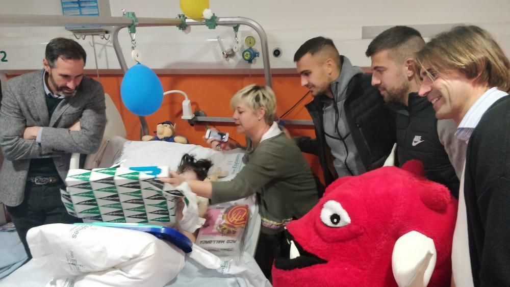 La plantilla del Mallorca visita a los niños y niñas ingresados en los centros hospitalarios de Palma