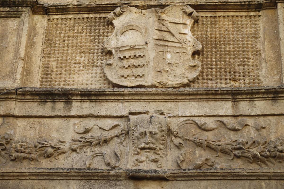 Detalle del escudo de los Luna, en la fachada de la casa.
