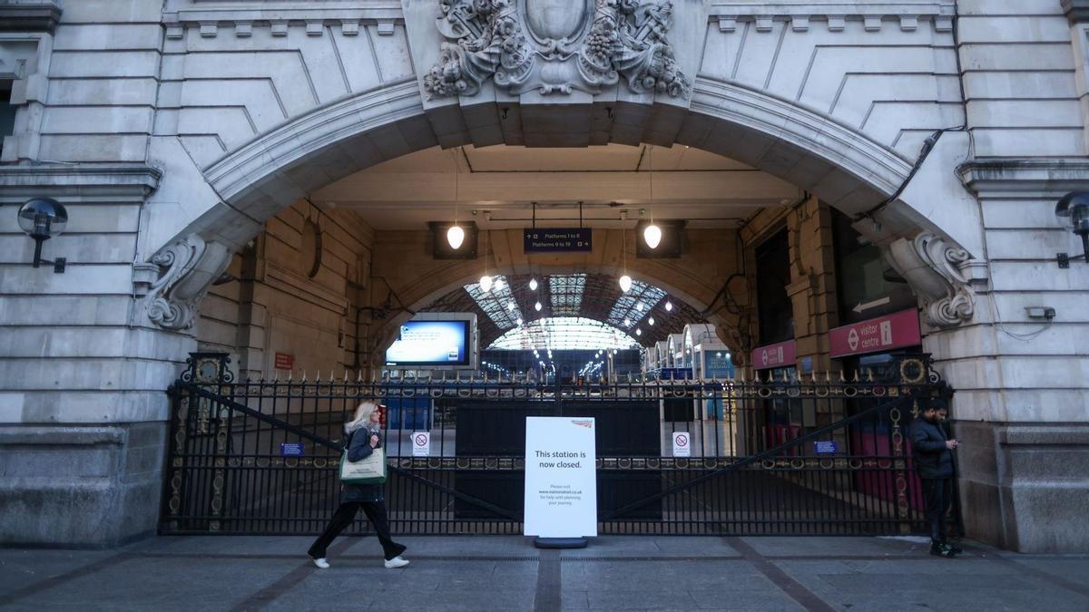 La peor huelga del Reino Unido en una década cierra escuelas y paraliza la red ferroviaria