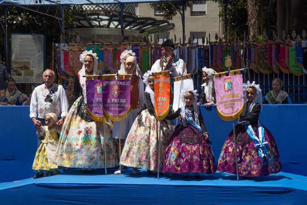 El Desfile de Entrega de Premios culmina con la entrega de más de 600 galardones a hogueras y barracas