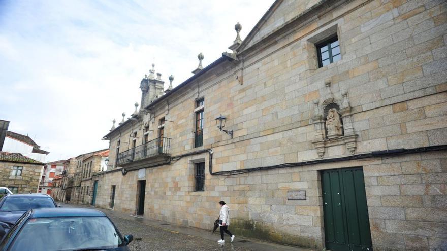 Fachada del pazo de Montesacro, que alberga el asilo, y de la capilla de la Valvanera. |  // IÑAKI ABELLA