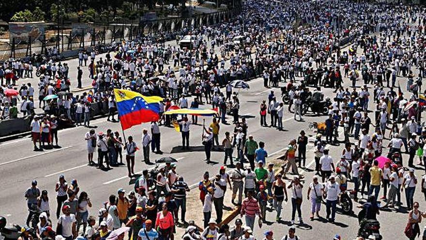 Partidaris de Juan Guaidó, en una de les concentracions al país .