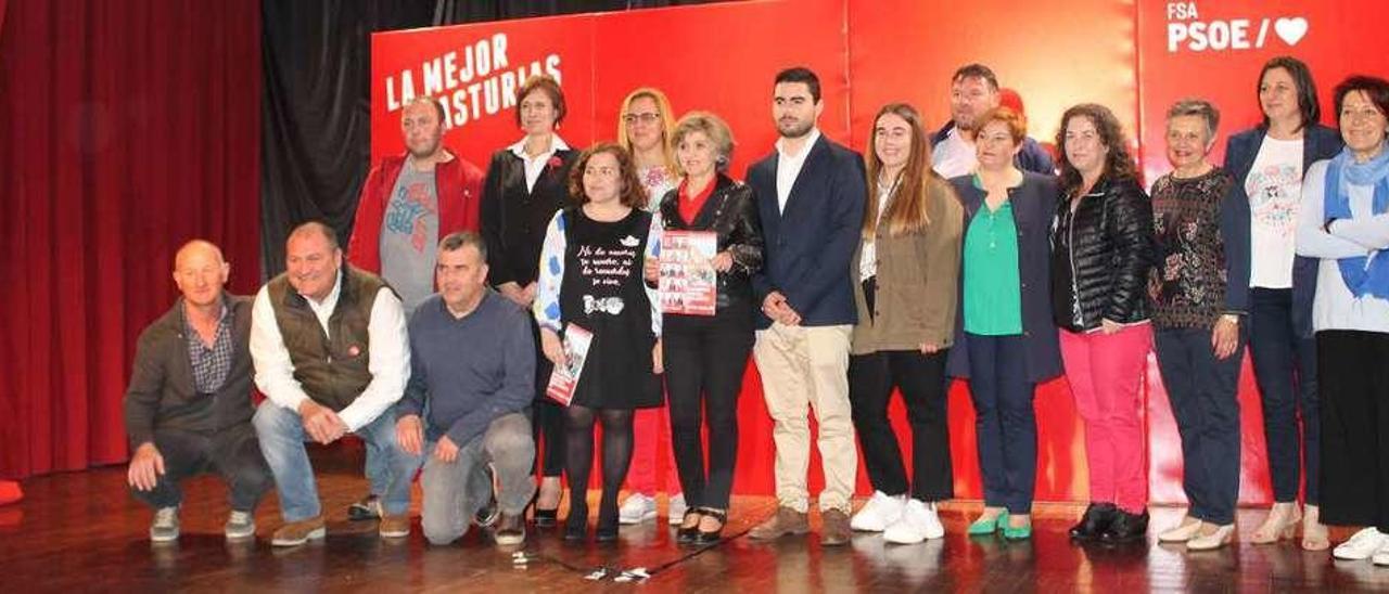 Integrantes de la lista tapiega posan con la ministra Carcedo y los alcaldes de Vegadeo, César Álvarez, y El Franco, Cecilia Pérez.