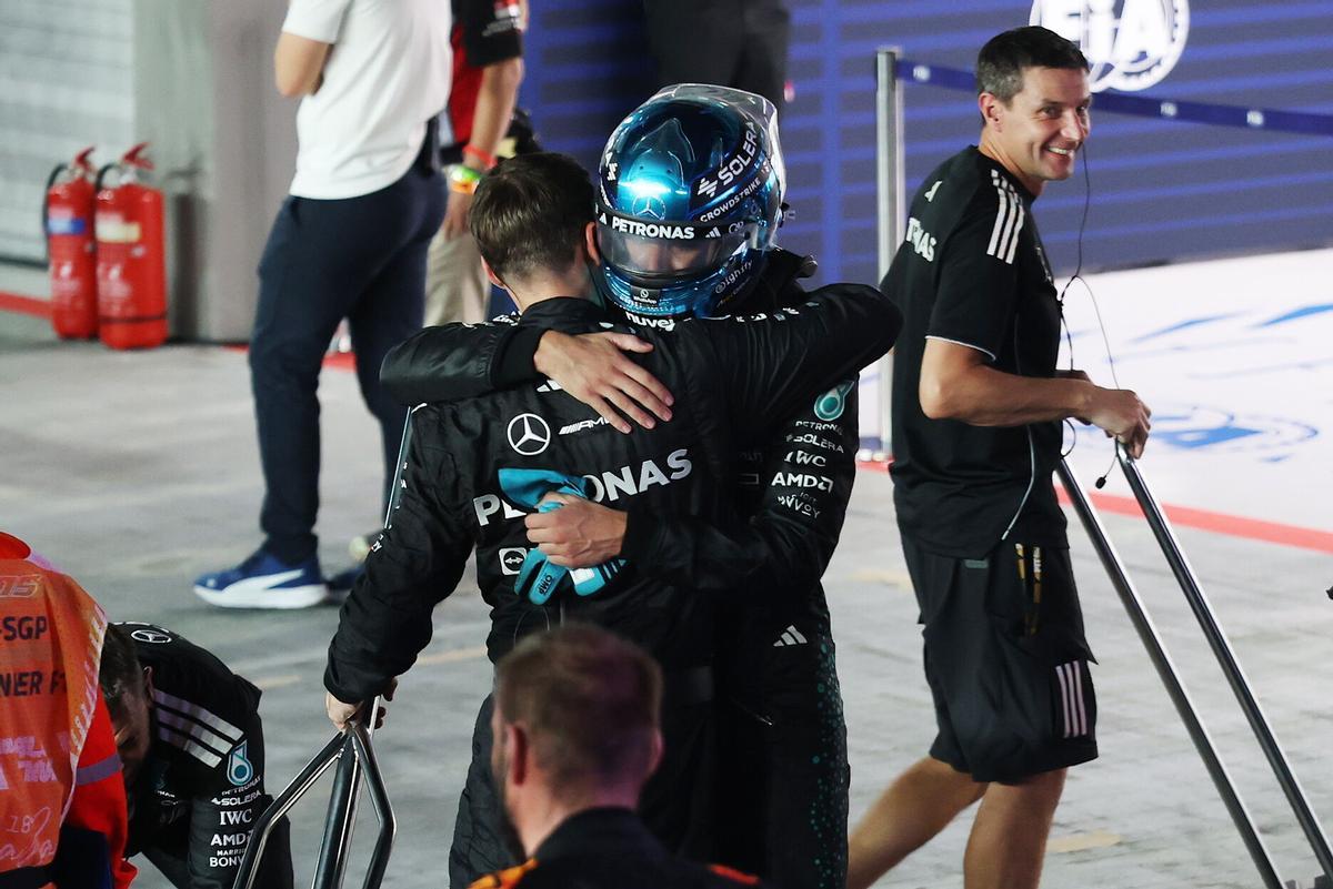 SINGAPORE (Singapore), 05/10/2025.- Mercedes driver George Russell (C) of Britain hugs a member of his team after winning the 2025 Formula 1 Singapore Grand Prix at the Marina Bay Street Circuit in Singapore, 05 October 2025. (Fórmula Uno, Reino Unido, Singapur) EFE/EPA/FAZRY ISMAIL