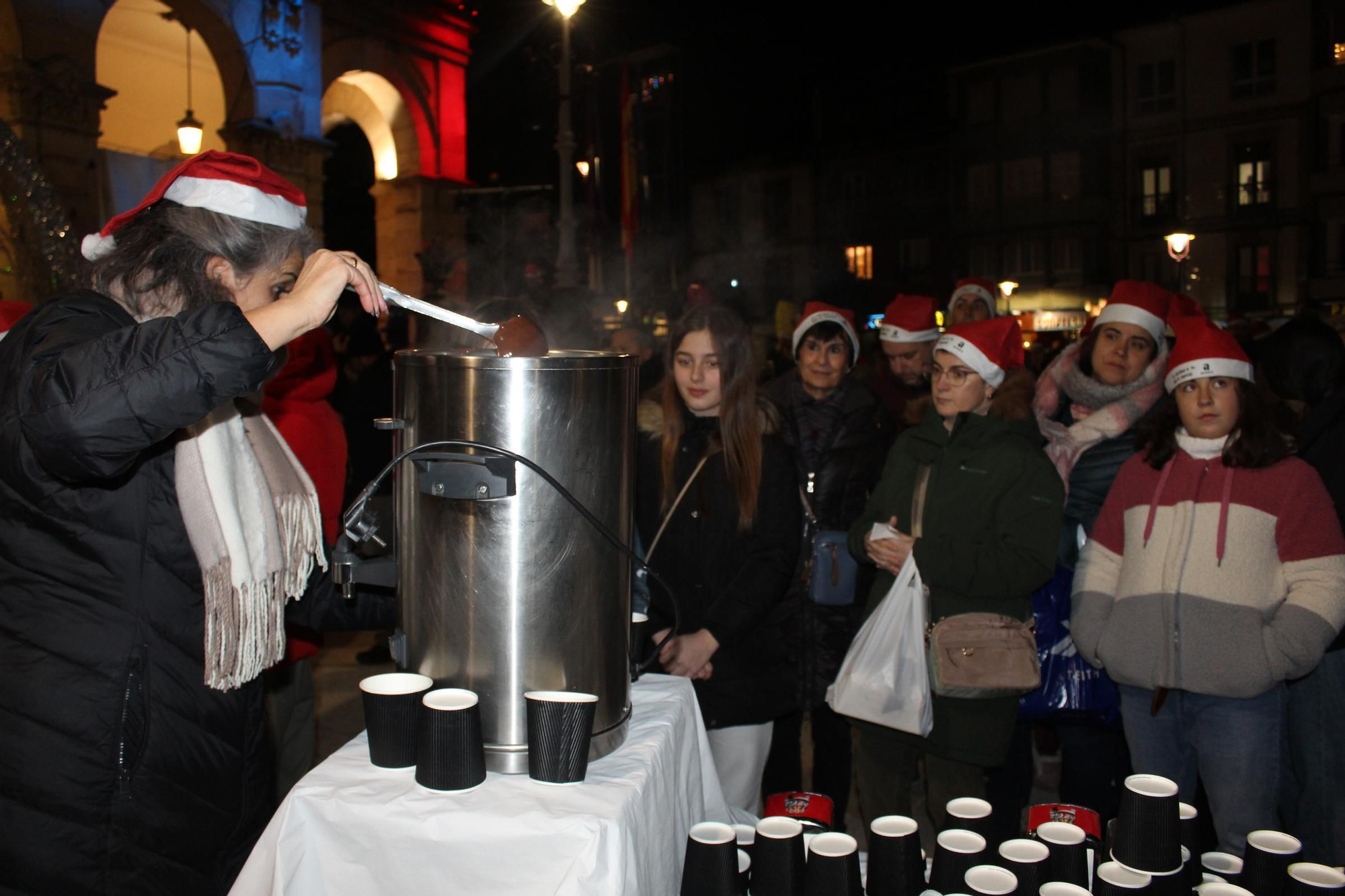 Villaviciosa 'descorcha' la Navidad con un brindis multitudinario