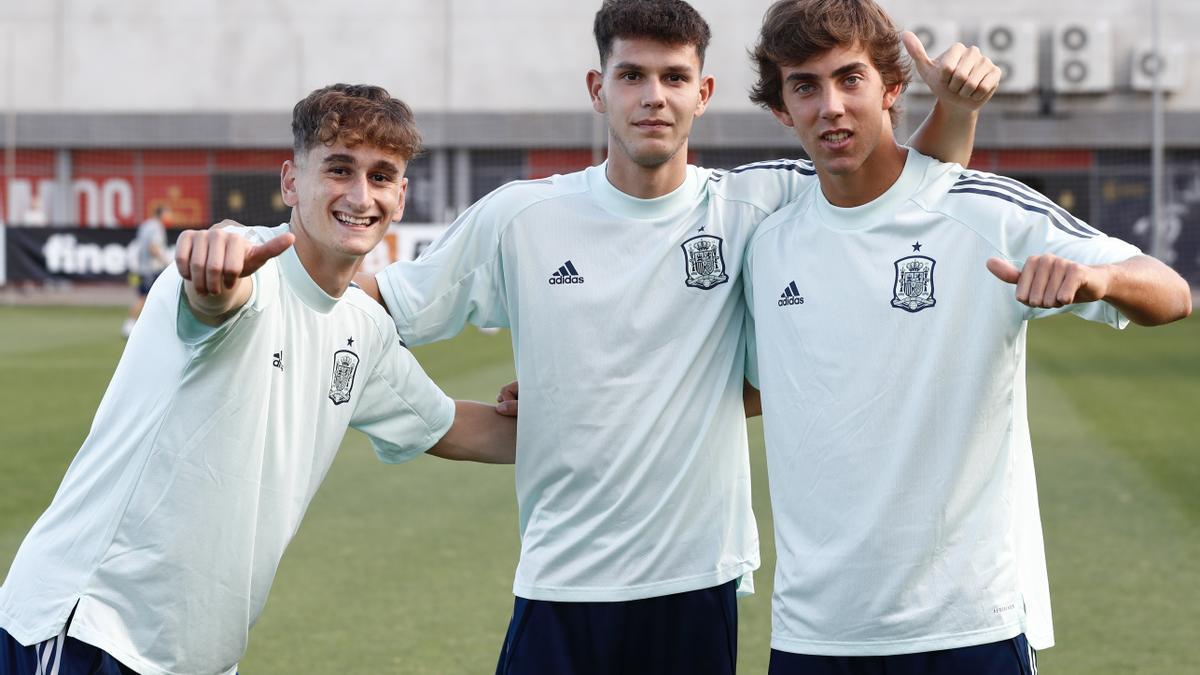 Noel (i) y Barcia (d) junto a Trilli con la selección española sub 19 de fútbol en una convocatoria anterior.